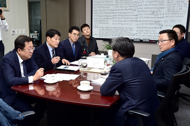 ▲ 이상천 제천시장(왼쪽)과 홍석용 시의장(오른쪽 두번째), 시 관련부서장이 이후삼 국회의원실을 방문해 지역 현안사업을 설명하고 내년도 정부예산 지원을 당부하고 있다.ⓒ제천시