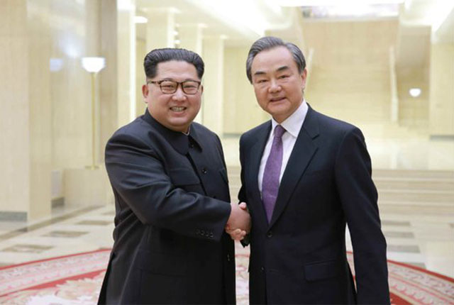 ▲ 지난해 5월 북한을 찾았던 왕이 외교부장. 김정은을 만났을 때는 문재인 대통령에게 했던 것과 같은 결례는 저지르지 않았다. ⓒ뉴시스. 무단전재 및 재배포 금지.