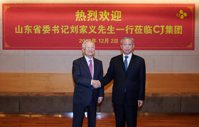 ▲ 손경식 CJ그룹 회장(왼쪽)이 류자이 중국 산동성 당위원회 서기(오른쪽)와 기념촬영을 하고 있다.ⓒCJ그룹