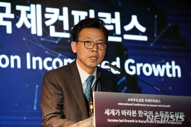 ▲ 홍장표 소득주도성장특별위원회 위원장이 3일 오전 서울 강남구 인터컨티넨탈 호텔 서울 코엑스 다이아몬드홀에서 열린 소득주도성장 국제컨퍼런스에서 개회사를 하고 있다.ⓒ뉴시스