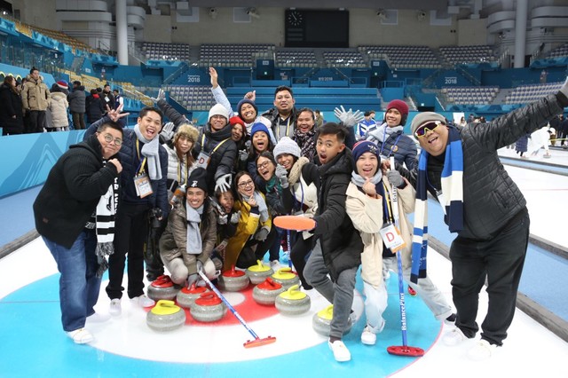 ▲ 지난 2월 평창동계올림픽 1주년 기념행사로 펼쳐진 ‘동동(冬冬)통통 외국인 스노우페스티벌’에 참가한 관광객들이 강릉컬링센터에서 컬링체험을 하고 있다.ⓒ강원도 제공