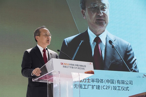 ▲ 이석희 SK하이닉스 CEO가 4월 18일 중국 우시에서 열린 SK하이닉스 중국 우시 확장팹(C2F) 준공식에서 환영사를 하고 있다.ⓒSK하이닉스