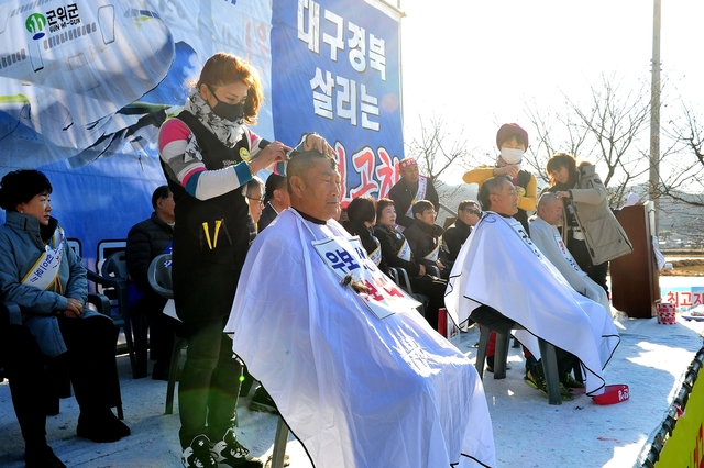 ▲ 결의대회 행사를 주최한 군위군 통합신공항 추진위원회 김화섭·박한배 공동위원장은 현장에서 삭발을 해 결연한 의지를 다졌다.ⓒ군위군