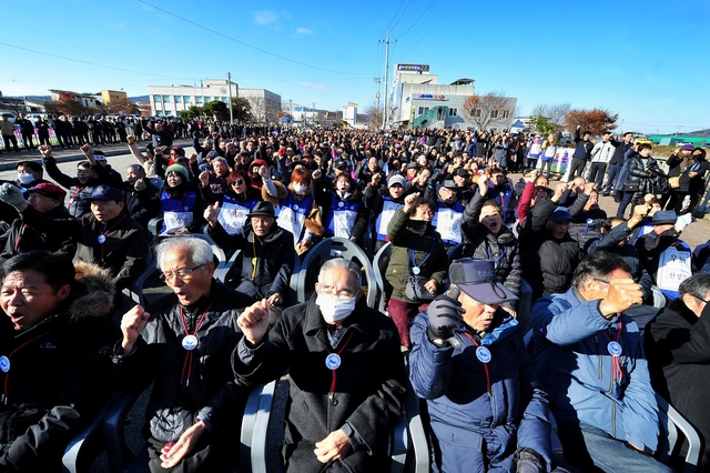 ▲ 대회에는 구속된 김영만 군수 부재속에 심칠 군위군의회 의장, 박창석 경상북도의회 공항특위위원장, 박운표 군위군의회 공항특위위원장 등이 연사로 나와 공항 유치를 위한 군민들의 결집을 호소했다.ⓒ군위군