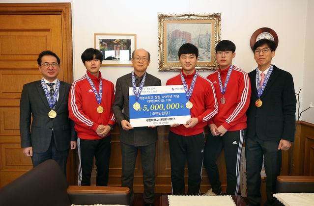 ▲ (계명대)계명대 태권도 시범단이 2019 태권도원 경연대회 상금 500만원을 학교에 기부했다(좌측부터 이승용 학생처장, 조민기, 김용일 학생부총장, 정승민, 전재훈 학생).ⓒ계명대