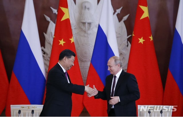 ▲ 지난 6월 러시아를 국빈방문한 시진핑 중국 국가주석과 그를 맞이하는 블라디미르 푸틴 대통령. ⓒ뉴시스 AP. 무단전재 및 재배포 금지.