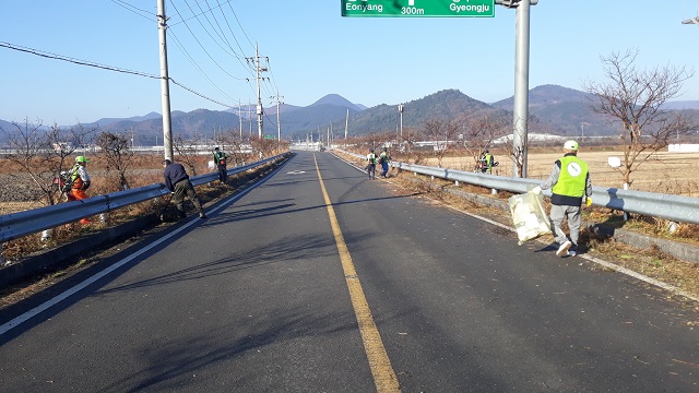 ▲ 경주시 내남면 자연보호협의회(회장 김영진) 회원들이 관내 주요 도로인 망성교와 인천교 입구에서 제초작업 및 환경정화활동을 펼쳤다.ⓒ경주시
