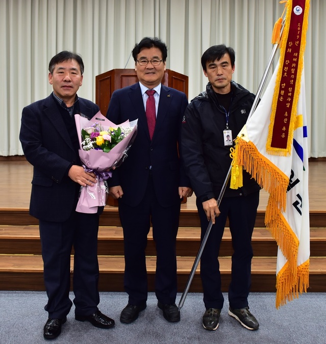 ▲ 영월군이 행정안전부가 주관한  ‘재해위험지역 정비사업’우수사례로 선정돼 기관표창을 받고 최명서 군수(가운데)와 함께 기념촬영을 하고 있다.ⓒ영월군