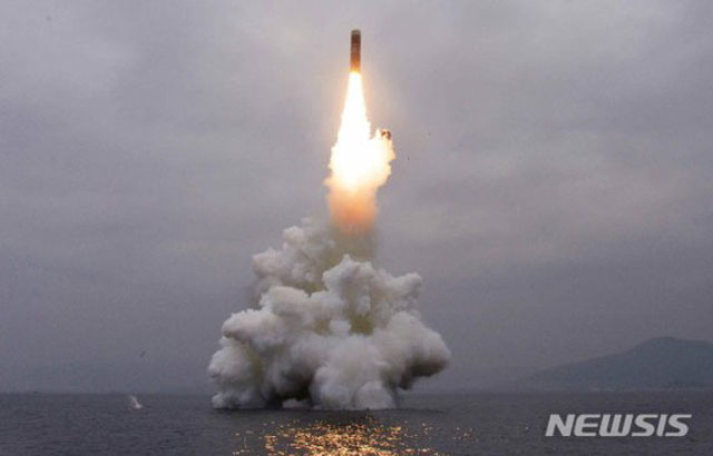 ▲ 북한이 지난 10월 초 발사한 잠수함 발사 탄도미사일(SLBM) 북극성-3호. ⓒ뉴시스. 무단전재 및 재배포 금지.