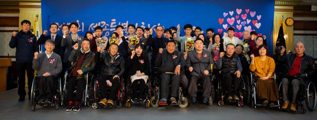 ▲ 세종시장애인자립생활센터가 3일 홍익대학교 국제연수원 대연회장에서 ‘제5회 세종별시 장애인자립생활 기념대회’를 가진 가운데 포즈를 취하고 있다.ⓒ세종시장애인자립생활센터