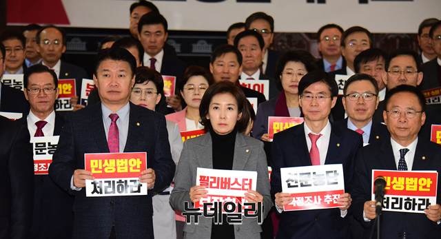 ▲ 나경원 자유한국당 원내대표 및 소속 의원들이 3일 오전 국회 본청 로텐더홀에서 열린 비상의원총회에서 '필리버스터 보장'을 요구하며 구호를 외치고 있다.
ⓒ이종현 기자