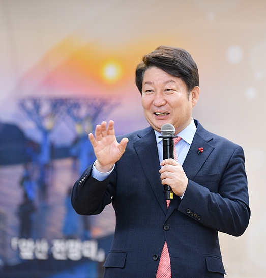 ▲ 권영진 대구시장이 12월 정례조회에서 한 해 마무리 인사를 전하고 있다.ⓒ대구시