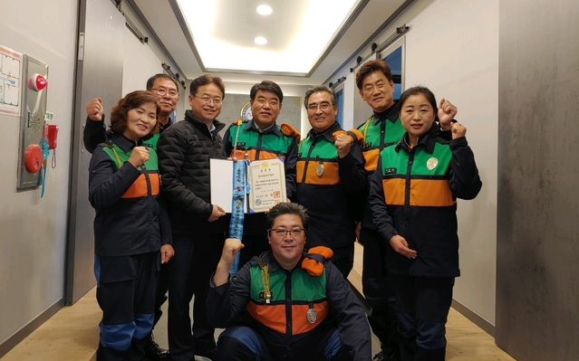 ▲ 이철우 경북도지사(왼쪽 세번째)가 지난 3일 도청에서 경북안전기동대(대장 류재용) 직원과 만나 소통의 자리를 만들었다.ⓒ경북도