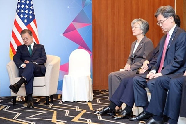 ▲ 2018년 11월 아세안 정상회의 당시 마이크 펜스 미국 부통령을 기다리다 잠든 문재인 대통령. ⓒ연합뉴스. 무단전재 및 재배포 금지.