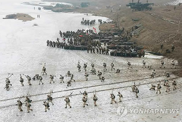 ▲ 2015년 1월 북한군이 동계훈련 중 도하훈련을 하는 모습. ⓒ연합뉴스. 무단전재 및 재배포 금지.