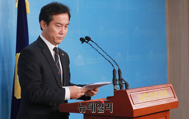 ▲ 김영우 자유한국당 의원이 4일 오전 국회 정론관에서 21대 총선 불출마를 선언을 하고 있다. ⓒ이종현 기자