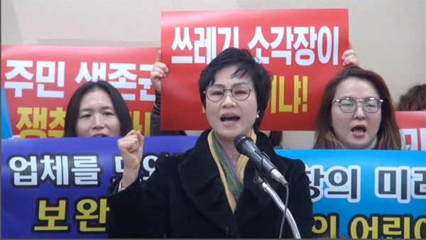 ▲ 송병호 오창 후기리 소각장 반대 대채위원회 홍보 수석이 4일 청주시청에서 열린 기자회견에서 청주시와 금강유역환경청을 강도높게 비난하고 있다.ⓒ충북메이커스 제공