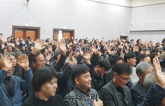 ▲ 토론회에 앞서 의성군민들이 공항이전을 찬성하느냐는 질문에 전부 손을 들어 환영의사를 드러내고 있다.ⓒ뉴데일리