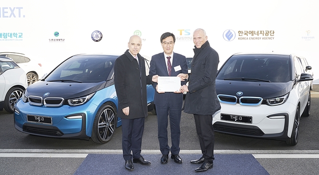 ▲ BMW코리아가 지난 11월 27일 영남이공대 자동차과에 전기자동차 i3를 교육용 차량으로 기증했다.ⓒ영남이공대