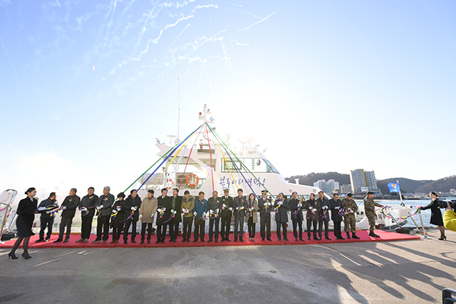 ▲ 영덕군은 4일 강구항에서 어업인과 해양수산관련 기관, 단체장 등 300여명이 참석한 가운데 건조한 다목적어업지도선 ‘영덕누리호’의 취항식을 가졌다.ⓒ영덕군