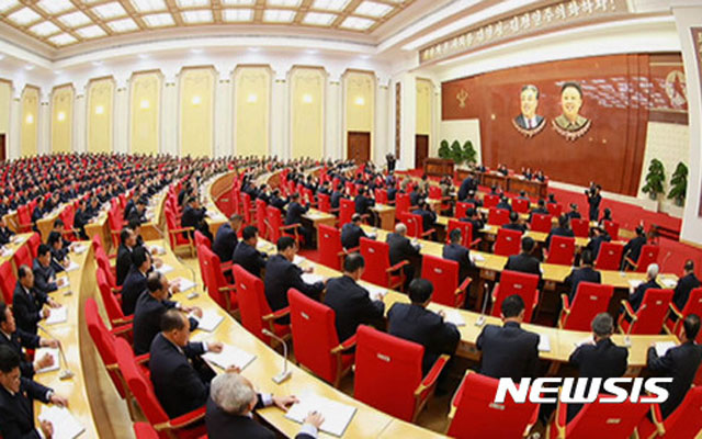 ▲ 2017년 10월 열렸던 노동당 중앙위원회 제7기 2차 전체회의. 북한은 계급 인플레 현상으로 이처럼 고위급 간부가 많다. ⓒ뉴시스. 무단전재 및 재배포 금지.