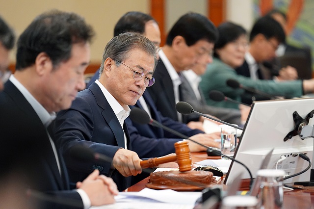 ▲ 국무회의에 참석한 문재인 대통령. ⓒ청와대