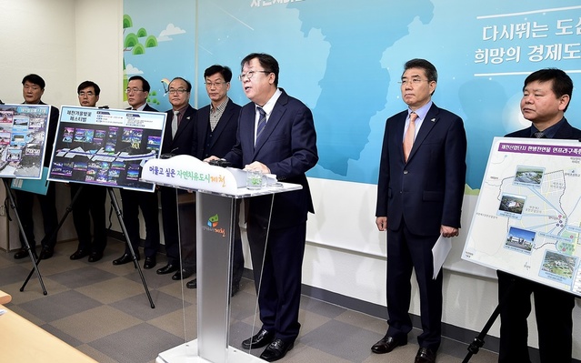 ▲ 4일 이상천 시장(가운데)이 제천시청 브리핑 룸에서 기자회견을 통해 '도심 인공물길 조성사업'과 관련해 이 사업으로 제천시가 얻게될 유무형 가치는 무한하다며 브리핑을 하고 있다.ⓒ제천시