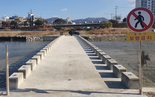 ▲ 청주시는 5일 영운천 산책로와 무심천 산책로를 잇는 기존 징검다리를 철거하고 길이 45m에 폭 3.6m의 아치형 세월교를 준공했다고 밝혔다.ⓒ청주시