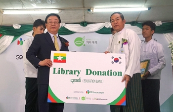 ▲ DB손해보험 김정남 사장(사진 왼쪽)과 미얀마 유세인윈 교육부 부교육감이 지난 3일 도서관 기증식 기념촬영을 하고 있다.ⓒDB손해보험