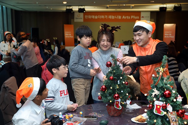 ▲ 재능나눔 Arts Plus 프로그램 참가 학생과 한화그룹 사회봉사단 임직원이 희귀난치성질환 아동들과 함께 크리스마스트리를 만들고 있다. ⓒ한화