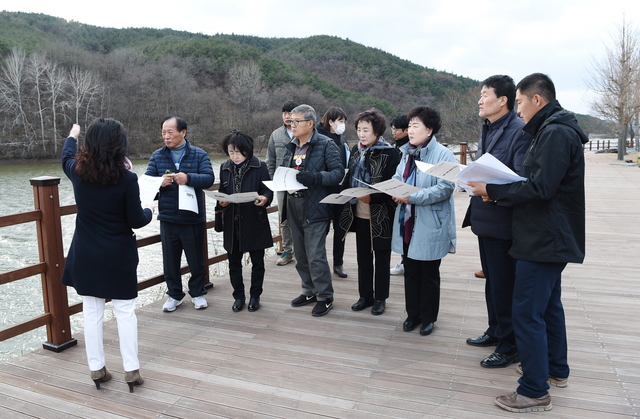 ▲ 군위군의회 행정사무감사특별위원회(위원장 이연백)는 지난 달 26일부터 시작한 행정사무감사를 4일 마무리지었다. 사진은 특위위원들이 현장감사를 펼치는 장면.ⓒ군위군의회