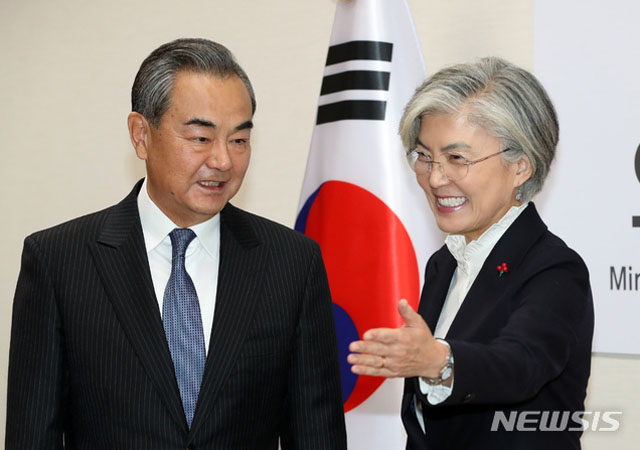 ▲ 환한 모습으로 왕이 중국 외교부장을 맞이하는 강경화 외교부 장관. ⓒ뉴시스. 무단전재 및 재배포 금지.