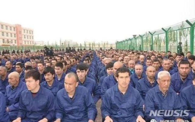 ▲ 중국이 재교육 캠프라고 주장하는 강제수용소에 갇힌 위구르 주민들. ⓒ뉴시스. 무단전재 및 재배포 금지.