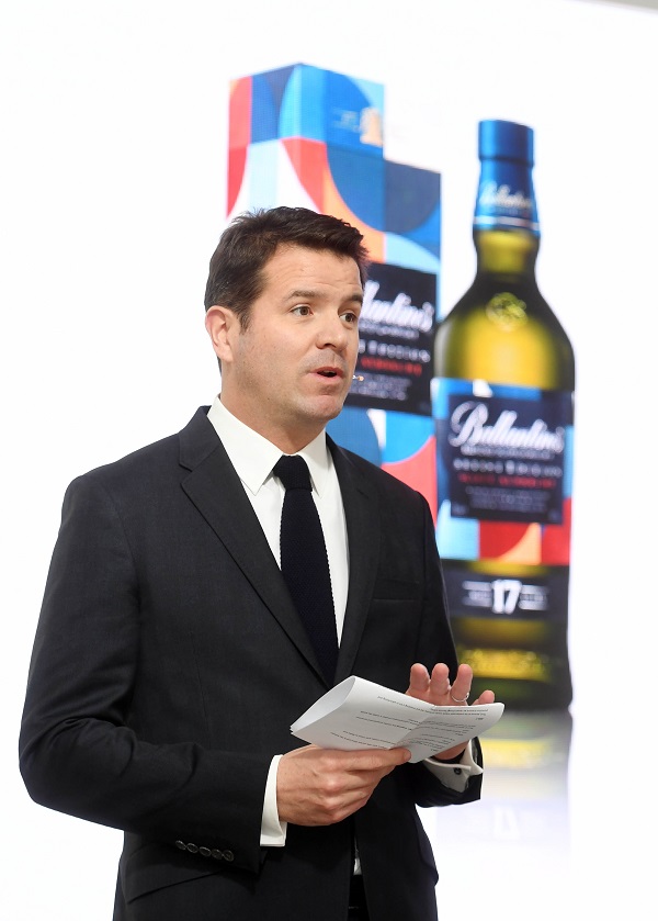 ▲ 플로랑 르롸 페르노리카 코리아 마케팅 전무가 4일 서울 성수동 피어59스튜디오에서 열린 ‘발렌타인 17년 아티스트 에디션’ 론칭 행사에 참석했다.ⓒ페르노리카코리아