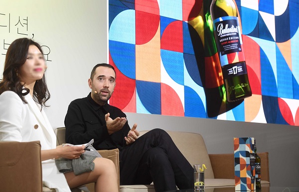 ▲ 발렌타인의 17년 아티스트 에디션 한정판도 전 세계 최초로 한국에 첫 선을 보인다. 미국 브루클린에서 활동하는 세계적인 아티스트 스캇 알브레트(사진)와 협업했다. ⓒ페르노리카코리아