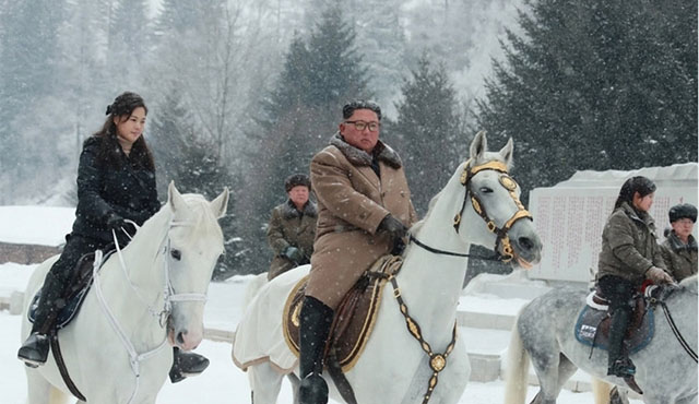 ▲ 백마를 타고 백두산에 오르는 김정은 일행. ⓒ연합뉴스. 무단전재 및 재배포 금지.
