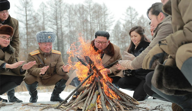 ▲ 백두산에 올라 모닥불을 쬐는 김정은과 일행. ⓒ연합뉴스. 무단전재 및 재배포 금지.