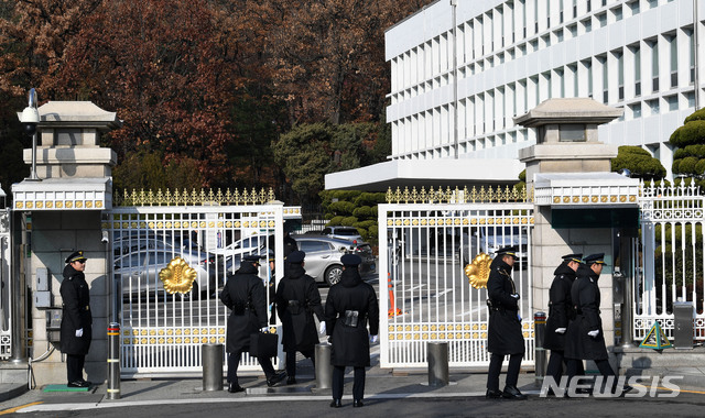 ▲ 지난 4일 검찰이 유재수 전 부산경제부시장의 감찰을 무마한 혐의로 청와대를 압수수색했다. 야권 인사들과 전문가들은 
