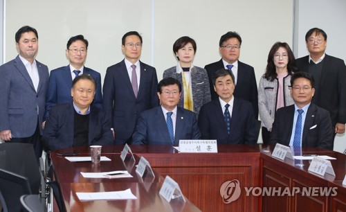 ▲ 5일 국회 의원회관에서 열린 더불어민주당 검찰공정수사촉구특별위원회에서 설훈 위원장, 이종걸, 백혜련, 이상민 의원 등이 심각한 표정으로 사진촬영하고 있다.ⓒ연합뉴스