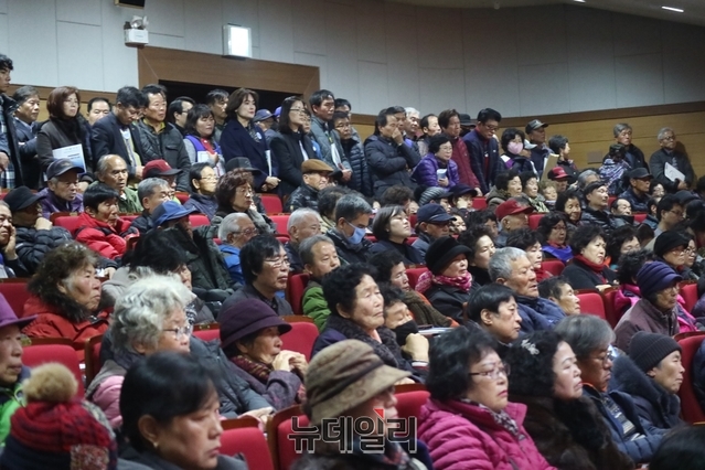 ▲ 군위군민을 상대로 한 대구통합신공항 이전주변지역 지원계획에 대한 공청회가 열린 삼국유사 교육문화회관에 군위군민들이 진지한 표정으로 공청회를 지켜보고 있다.ⓒ뉴데일리