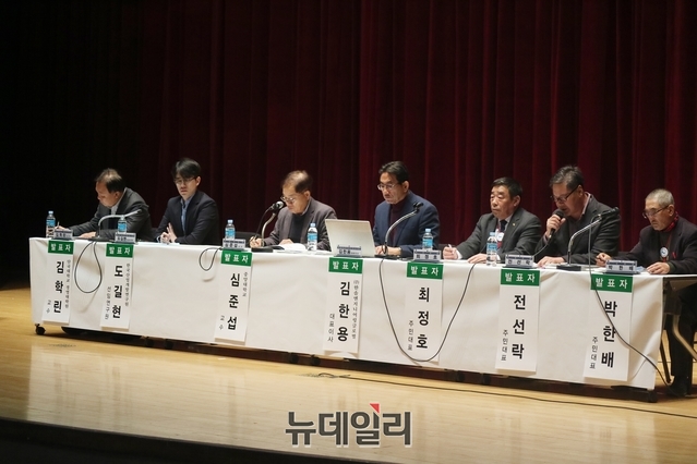 ▲ 심준섭 중앙대 교수 사회로 열린 토론회에서 주민대표 3명은 대구통합공항 이전주변지역 계획안에 대한 군위군민의 요구사항을 전달했다.ⓒ뉴데일리