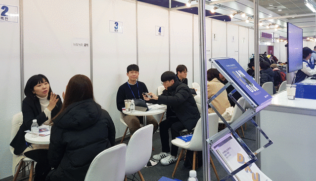 ▲ 5일 서울 코엑스에서 열린 '2020학년도 정시 대학입학정보박람회'에서 수험생들이 상담을 받고 있다. ⓒ신영경 기자