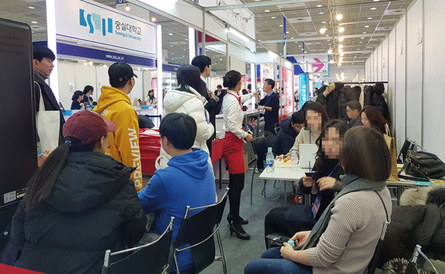 ▲ 5일 서울 코엑스에서 열린 '2020학년도 정시 대학입학정보박람회'에서 수험생들이 상담을 받고 있다. ⓒ신영경 기자