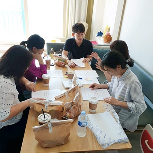 ▲ 수성구사회복지행정연구회 회원들이 홍보영상 제작 회의를 하고 있다.ⓒ수성구