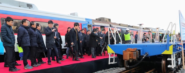 한국철도기술연구원은 중국과 러시아 등 대륙철도와의 연결을 위한 ‘동북아 공동화물열차 핵심기술 개발’에 성공, 5일 충북 오송 시설장비사무소(일명 궤도기지) 내 철도종합시험선로에서 시연회를 열었다.ⓒ충북도
