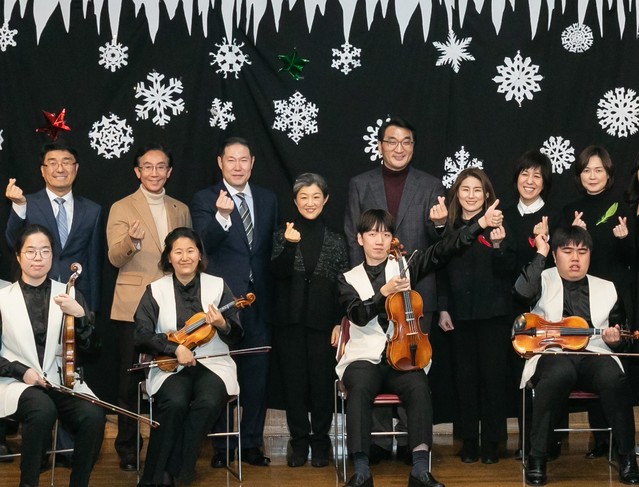 ▲ ‘온누리 사랑 챔버 오케스트라’ 창립 20주년 행사 단체 기념사진 (뒷줄 왼쪽 세 번째부터 조현상 효성 사장, 손인경 온누리 사랑 챔버 단장, 이재훈 온누리교회 담임목사).ⓒ효성