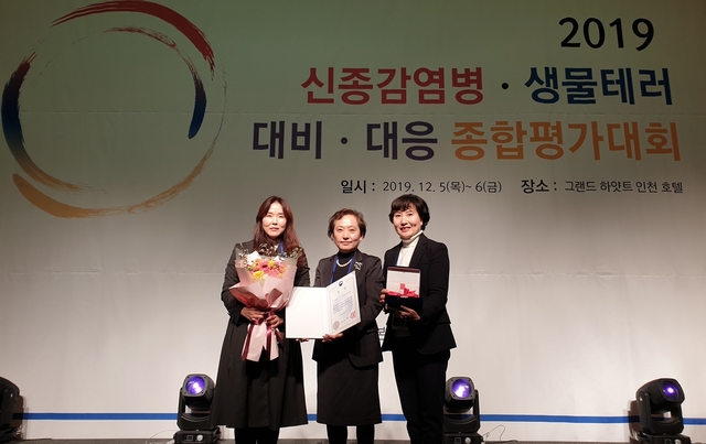 ▲ 우수기관으로 선정돼 보건복지부장관 상을 수상한 경산시보건소 감영병관리팀 안경숙 경산시보건소장(중간)과 감염병관리팀.ⓒ경산시