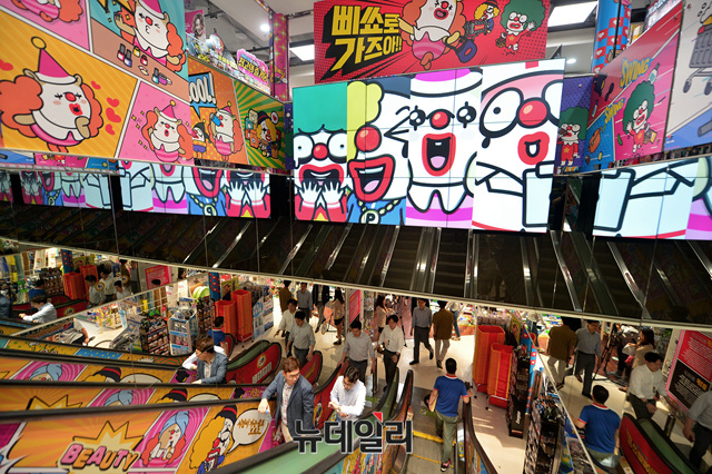 ▲ 이마트가 신성장 동력인 전문점 사업재편에 가속도가 붙었다. 이마트는 지난 3분기부터 성장 궤도에 오른 전문점은 공격적으로 매장을 확대하고, 그러지 못한 점포는 매장 수를 줄이고 효율화에 집중하고 있다.ⓒ공준표 기자