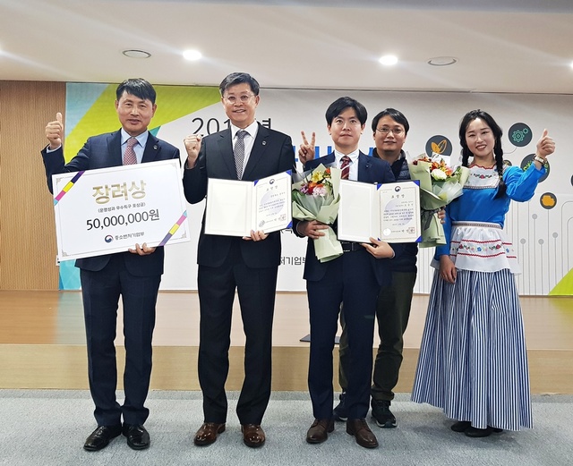 ▲ 지난 5일 임택수 충주부시장(왼쪽 두번째)등 시 관계자가 중소벤처기업부가 주관한 2019년 지역특화발전특구 운영성과 평가에서 ‘중원역사문화레포츠특구’가 우수특구로 선정돼 장관 표창과 포상금 5000만원을 받고 기념촬영을 하고 있다.ⓒ충주시