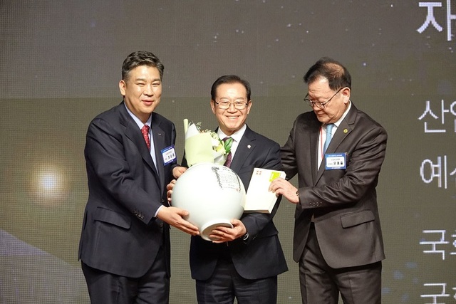 ▲ 한국당 이종배 의원이 지난 5일 소상공인연합회가 수여하는 2019 초정대상 및 목민감사패 시상식에서 ‘초정(楚亭)대상’을 받았다.ⓒ이종배 의원실